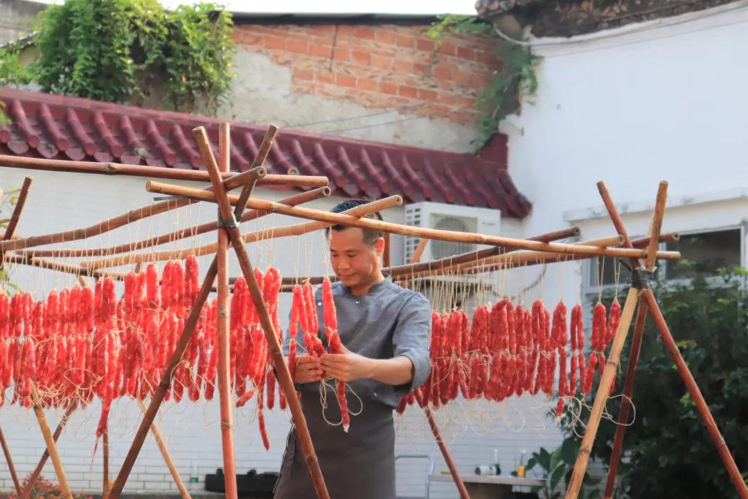 榮業(yè)臘味驚現(xiàn)一群“搵食”密探，有大BOSS來了……？