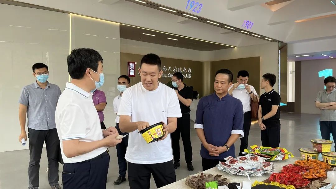 副市長申甲到訪黃圃鎮調研預制菜產業發展情況，期間走訪榮業食品